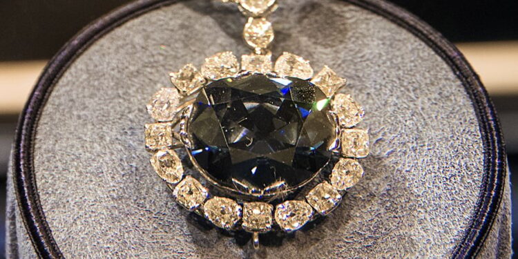 Gjerdani i Diamantit të Shpresës, legjendat e mallkimit të supozuar të tij, vetëm sa e kanë shtuar mistikën dhe kanë ushqyer magjepsjen që rrethon këtë perlë të rrallë