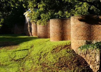 Muri i valëzuar, si një mundësi që sfidon rregullat dhe manipulon teknikat standarde të ndërtimtarisë