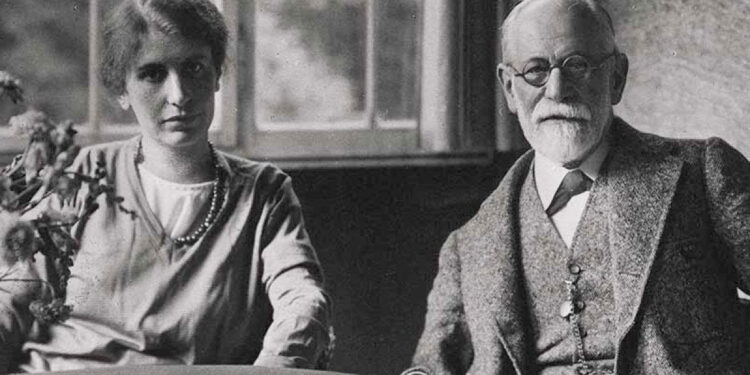 Anna Freud, vajza e vogël e babait të madh të psikanalizës, gruaja që i dedikoi veprën fëmijëve