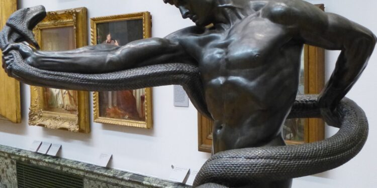 Aludimi se atleti përleshet me seksualitetin e tij në skulpturën “Një atlet që lufton me një piton” , vepër e britanikut Frederic Leighton