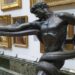 Aludimi se atleti përleshet me seksualitetin e tij në skulpturën “Një atlet që lufton me një piton” , vepër e britanikut Frederic Leighton