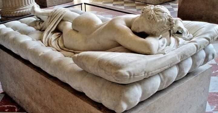 Hermafroditi, ashtu si në mitologji edhe në art, dëshmon se lumturia e dashurisë është hyjnore vetëm si e burgosur në një trup