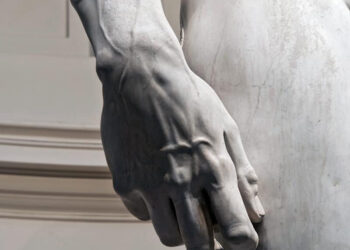 Të gjallët prej mermeri të pulseve të gjëmimshme të Davidit biblik të Michelangelo di Lodovico Buonarroti Simoni