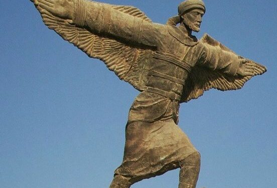 Abbas ibn Firnas, dijetari andaluzian që ndërtoi dhe eksperimentoi i pari një mjet fluturues, shumë shekuj para projekteve të Leonardo Da Vinçit