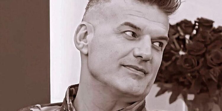 Bled Mane, gazetari kondraves që i kundërvihet me sinqeritet një bote kërcënueshëm hipokrite