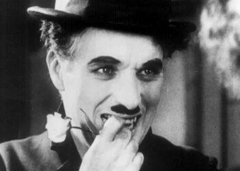 Charlie Chaplin, gjeniu i filmit pa zë, komiku që na bëri të qeshim dhe të mendojmë