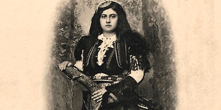 Kartolina, e para dritare preku bota u njoh dhe u magjeps me bukurinë e gruas dhe veshjes tradicionale shqiptare