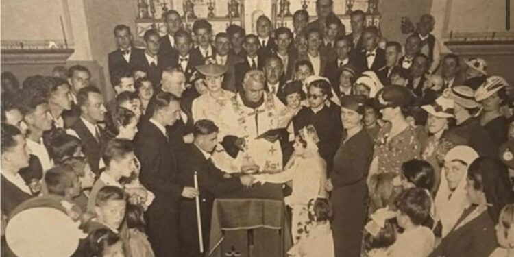 17 maj 1936, Gjergj Fishta duke kurorëzuar martesën e shtypshkruesit në Shkodër, Shuk Leniqi me Lajde Daija