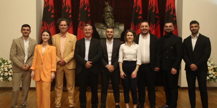 11 maj 2024, kur gazetar, drejtuesi dhe botuesi i “Koha Jonë”, Nikollë Lesi mori titullit “Mjeshtër i Madh”