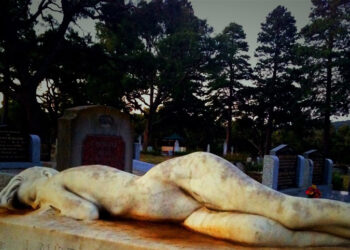 E veja që “fle” mbi varrin e bashkëshortit të saj, Laurence Matheso