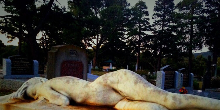 E veja që “fle” mbi varrin e bashkëshortit të saj, Laurence Matheso