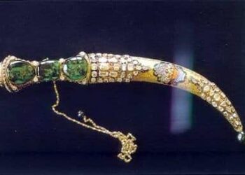 “Topkapı”, Kamë Emerald, e njohur ndryshe njohur si Kamë me kohë ose Kamë e Emerald, ose Kamë e Nadir Shahut