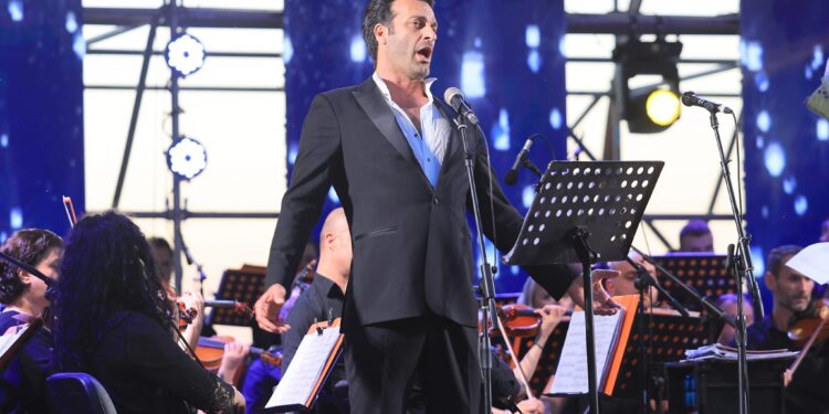 “Ramë Lahaj & Friends”, magjia e këngës, zërave dhe zemrave që mrekulloi në Shirokë