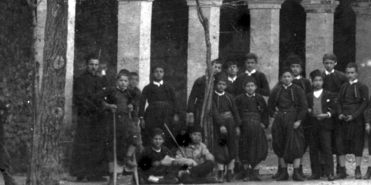 Nji hulumtim i shkurtër si lindi loja e topkambës (futbolli) në Shqipni