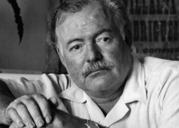 Ernest Hemingway, shkrimtari që përsosi me mjeshtëri krijimin e dialogjeve realiste, në të cilët mbizotërojnë “të pathënat”