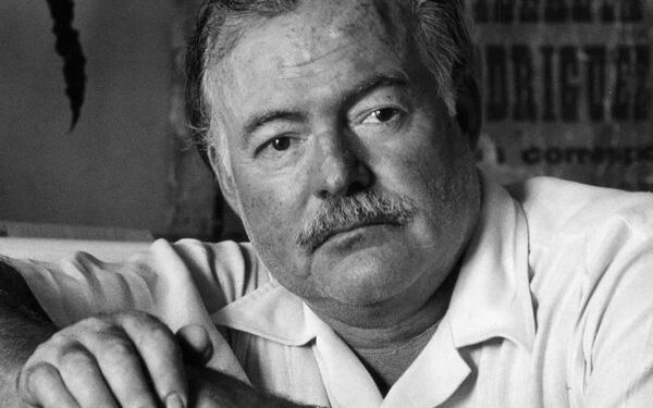Ernest Hemingway, shkrimtari që përsosi me mjeshtëri krijimin e dialogjeve realiste, në të cilët mbizotërojnë “të pathënat”