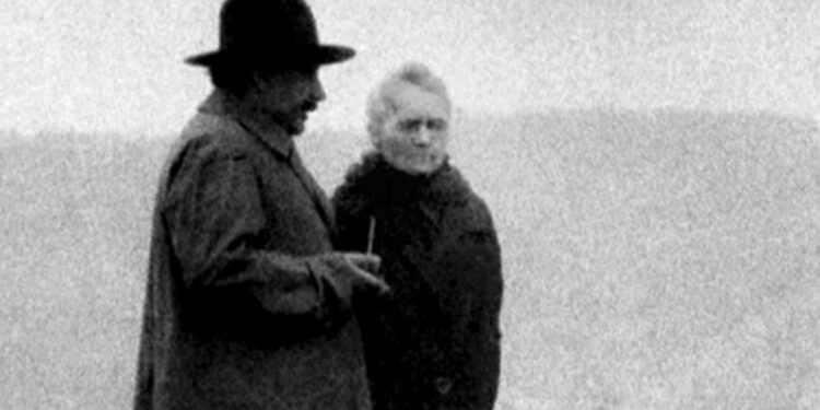 Albert Ajnshtajn dhe Mari Kyri dy gjeni të shkencës në një foto të rrallë dhe si lindi miqësia e veçantë mes tyre
