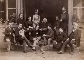 Në foto: Franz Liszt (në mes) me studentët në Weimar në ditëlindjen e tij të 73-të: 22 tetor 1884, me pianistë virtuozë, dirigjentë, mësues muzike, aranzhues, organist, filantrop dhe autorë. (Rreshti i parë fr. l: Georg Liebling, Alexander Siloti, Arthur Friedheim, Emil Sauer, Alfred Reisenauer, A.W.Gottschalg; rreshti i dytë: Moritz Rosenthal a. Mannstedt).