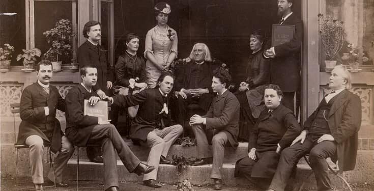 Në foto: Franz Liszt (në mes) me studentët në Weimar në ditëlindjen e tij të 73-të: 22 tetor 1884, me pianistë virtuozë, dirigjentë, mësues muzike, aranzhues, organist, filantrop dhe autorë. (Rreshti i parë fr. l: Georg Liebling, Alexander Siloti, Arthur Friedheim, Emil Sauer, Alfred Reisenauer, A.W.Gottschalg; rreshti i dytë: Moritz Rosenthal a. Mannstedt).