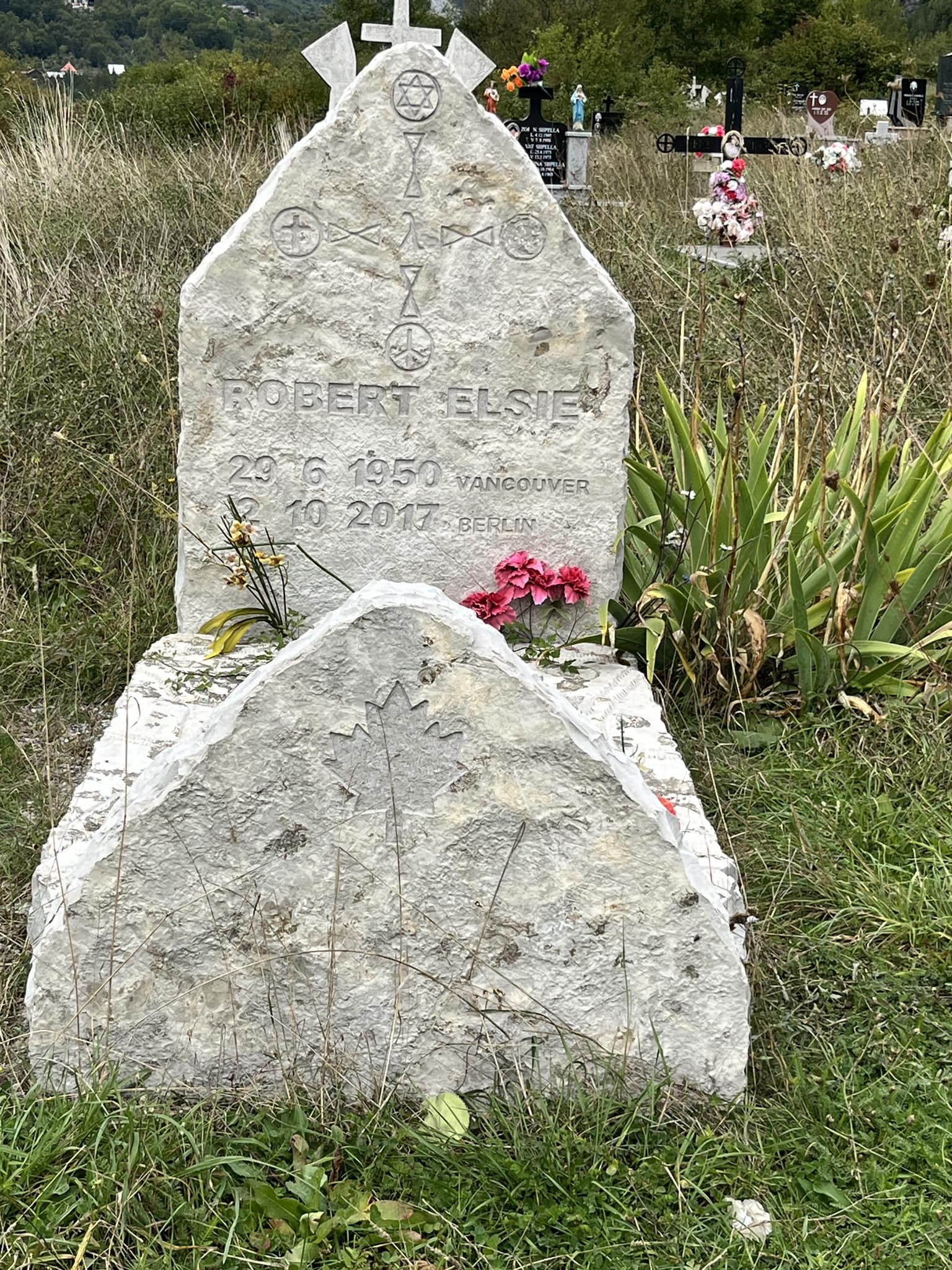 Varri i albanologut dhe studiuesit Robert Elsie, i cili një jetë të tërë ja fali Shqipërisë dhe gjuhës shqipe!I lindur në Vancouver tė Kanadasë, por dëshira e tij ishte të varrosej në Varrezat e Thethit!