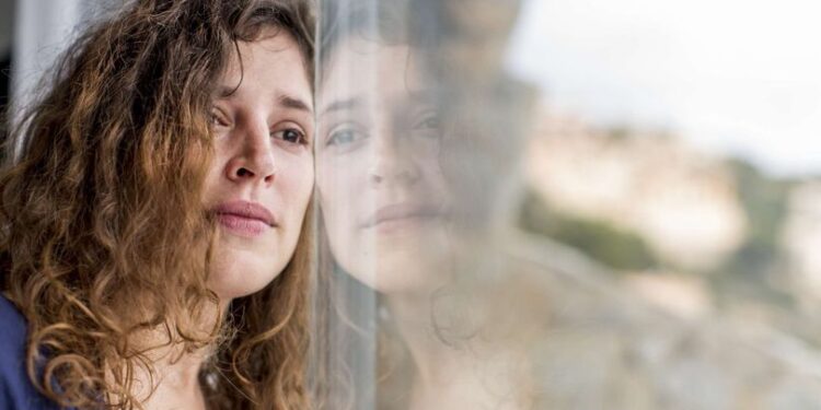 Kur ndahemi përgjithmonë me nënat, humbim shumë më shumë se shenjtërinë e tyre, humbim gruan e idealizimeve tona