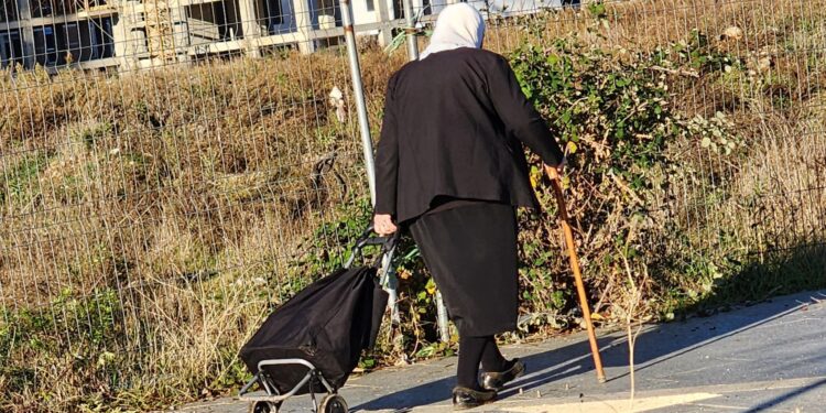 Më 23 nëntor 2024, peizazh mëngjesor kryeqytetas… dhe çapitja e hapave të rëndë të kësaj nëne