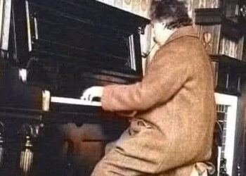 Albert Ajnshtajni duke luajtur piano në Hotelin “Nara” në Japoni, viti 1922