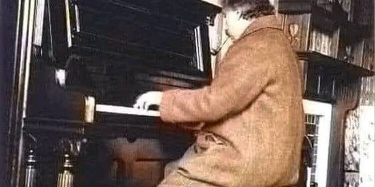 Albert Ajnshtajni duke luajtur piano në Hotelin “Nara” në Japoni, viti 1922