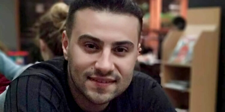 Ervis Behari, zëri melodioz që pikon nga hojet e një tradite të pasur të këngës