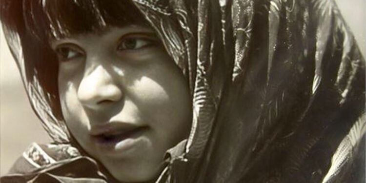 Zbukurimet e rrobave të fëmijëve me kopsa, monedha, etj, dhe kuptimi bestyt dhe spiritual