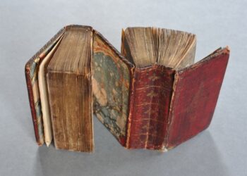 Arti mesjetar i libërlidhjes shpinë për shpinë, kur fjala u bë krahë dhe “fluturoi”