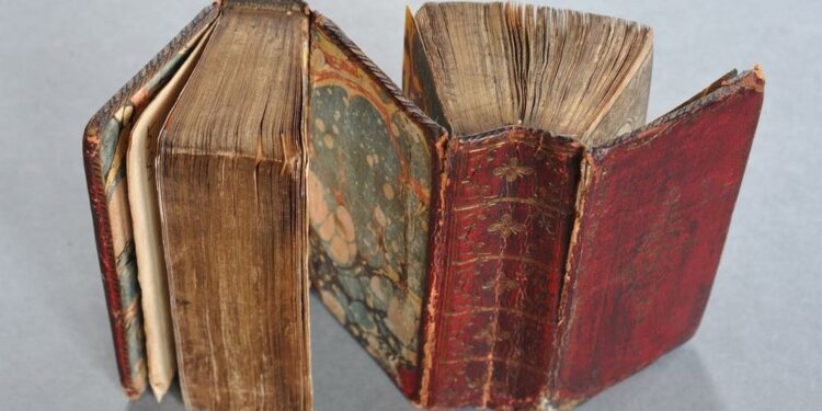 Arti mesjetar i libërlidhjes shpinë për shpinë, kur fjala u bë krahë dhe “fluturoi”