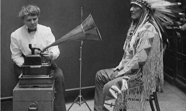 Foto që tregon një nga betejat e mbrojtjes së kulturës dhe traditave indigjene nga harrimi