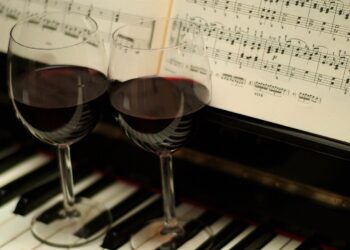 Vera, si një qenie e gjallë, e “përkundur” nga tingujt e muzikës në “djepin” e krijimit