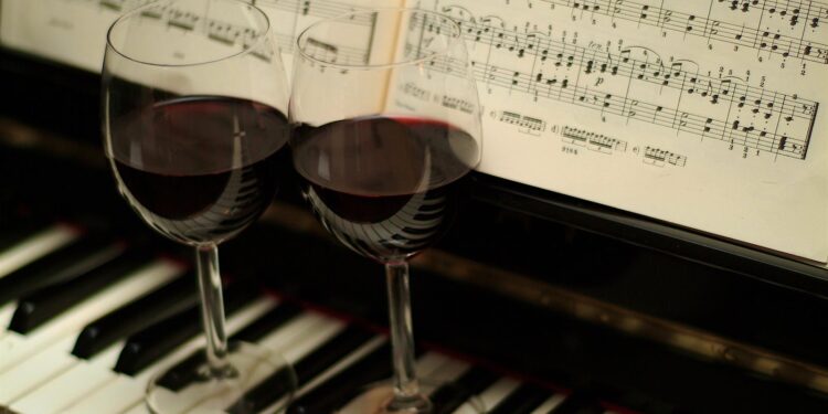 Vera, si një qenie e gjallë, e “përkundur” nga tingujt e muzikës në “djepin” e krijimit