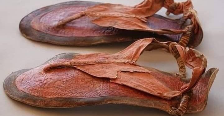 Sandalet prej lëkure 3600-vjeçare të një kërcimtareje, zbuluar në Egjipt