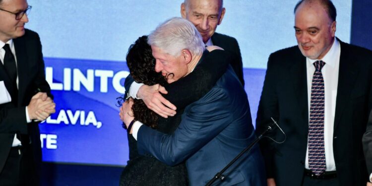 Vjosa Osmani jep përqafimin e mirënjohjes historike të shqiptarëve ndaj Amerikës