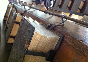 Biblioteka e parë publike, më e famshmja ajo e Katedrales Hereford, Angli, ku librat lexoheshin të lidhur me zinxhirë