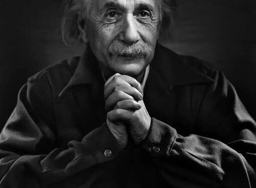 Albert Ajnshtajn në vitin 1949 në esse-n, “Pse socializmi?” shkruante se “sakatimi i individit” ishte “e keqja më e keqe e kapitalizmit”