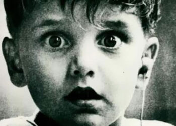 Harold Whittles, një fëmijë i shurdhër, i cili po dëgjonte zërin e tij për herë të parë përmes një aparature dëgjimi, në vitin 1974