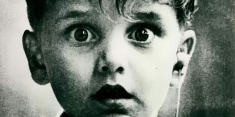 Harold Whittles, një fëmijë i shurdhër, i cili po dëgjonte zërin e tij për herë të parë përmes një aparature dëgjimi, në vitin 1974