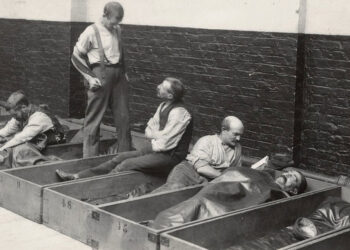 Gjumi mbi litar dhe në arkivol, nata e zgjatjes së dhimbshme të mbijetesës në Londrën viktoriane