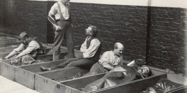 Gjumi mbi litar dhe në arkivol, nata e zgjatjes së dhimbshme të mbijetesës në Londrën viktoriane