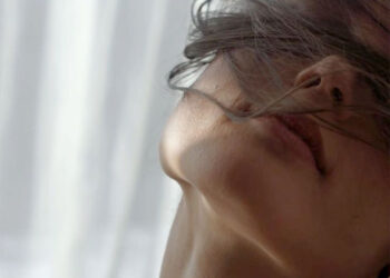 Zjermem, e prushem tue lyp me hy, n’shkreptimën e njasaj epje, qi më kthen nga ikja harrimtare