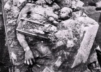 Nëna dhe fëmija nën rrënojat e tërmetit apokaliptik në Messina, arti që e ruajti dhimbjen në shpirt