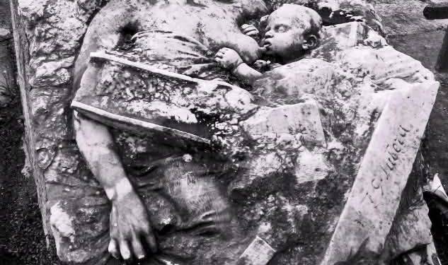 Nëna dhe fëmija nën rrënojat e tërmetit apokaliptik në Messina, arti që e ruajti dhimbjen në shpirt