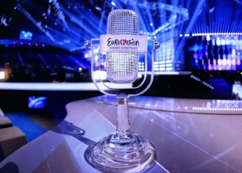 Trofeu i qelqtë i Eurovision, një altar i zërit njerëzor, ku arti i predikon Evropës paqe përmes këngës dhe muzikës