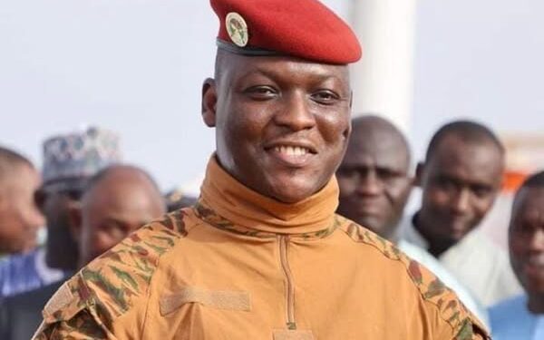 Ibrahim Traoré, kapiteni që u bë President përmes një grushti shteti dhe u shndërrua në një model sfidues lideri afrikan