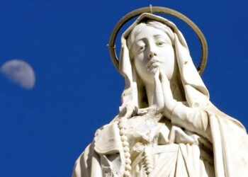 Lutja që troket në zemrat e mbyllura për të çelur qiellin e shpresës