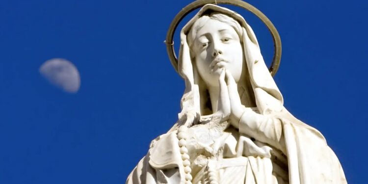 Lutja që troket në zemrat e mbyllura për të çelur qiellin e shpresës